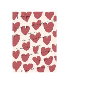 Carta da imballaggio per fiori con cuori rossi per i regali di San Valentino romantici