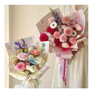 Dettagli della carta da regalo floreale colorata usata per mazzi di rose estetici