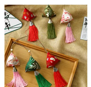 Primo piano dettagliato di sacchetti di stoffa a forma di Zongzi con eleganti nappine