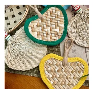 Piccoli ventagli in foglie di palma intrecciati a mano con bordi colorati per fai da te
