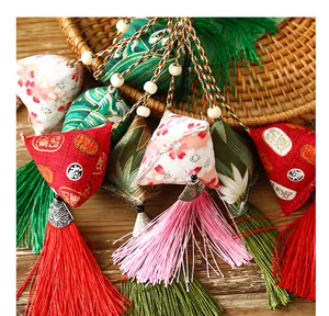 Primo piano di sacchetti cinesi tradizionali Zongzi con nappine colorate e ricami