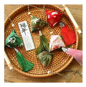 Primo piano di sacchetti profumati Zongzi con nappe colorate in un cesto di rattan