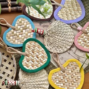 Mini ventagli di palma intrecciati a forma di cuore con bordi colorati in stile vintage