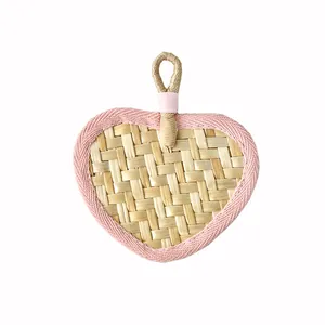 Ventaglio decorativo a forma di cuore in foglie di palma con bordo rosa e asola per appenderlo