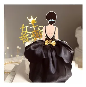 Adorno para tarta de mujer elegante con vestido negro y cartel de regalo dorado lujo
