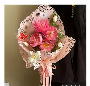 Gros plan sur du papier d'emballage de fleurs en dentelle rose vraiment élégant
