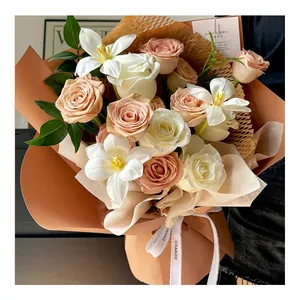 Primo piano di un bouquet di rose avvolto in carta artigianale arancione impermeabile