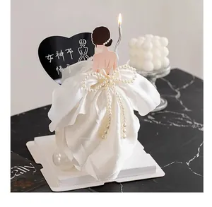 Vista detallada de tarjeta de vestido de novia con falda de tela y perlas para ramos