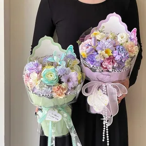 Hojas de embalaje para ramos con bordes ondulados y detalles decorativos de mariposas