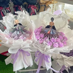 Ramo creativo de rosas de jabón con tarjeta de vestido de novia y decoración de plumas