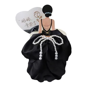 Decoración de pastel elegante silueta mujer con vestido negro y lazo de perlas