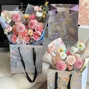 Elegantes Blumenpapier im Ölgemälde-Stil und Geschenktüten für romantische Blumensträuße