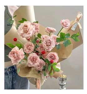 Dettaglio di rose fresche avvolte in carta kraft spessa 157g per confezioni floreali