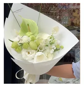Dettaglio di carta modellante bianca spessa 157g per eleganti bouquet di fiori da negozio