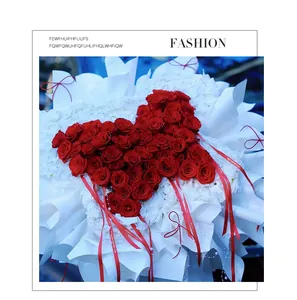 Primer plano detallado de un ramo de rosas rojas en forma de corazón en papel DIY