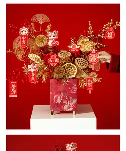 Detailansicht eines festlichen chinesischen Neujahrs-Glückseimers mit goldenen Blättern