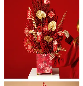 Festlicher roter Eimer zum chinesischen Neujahr mit künstlichen Beeren und Goldblättern
