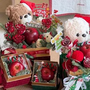 Squisiti set regalo di Natale con rose rosse, mele e orsetti di peluche natalizi