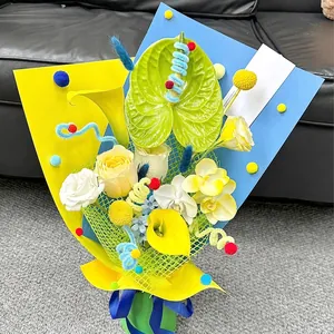 Carta da imballaggio scultorea spessa 157g per bouquet di fiori gialli e blu vivaci.