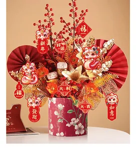 Detail des chinesischen Neujahrs-Glückseimers mit künstlichen roten Beeren und Goldlaub