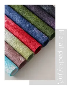 Vista detallada de rollos de papel floral con textura de piedra y efecto arrugado