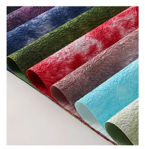Vista detallada de papel arrugado para envolver flores en varios colores y texturas.