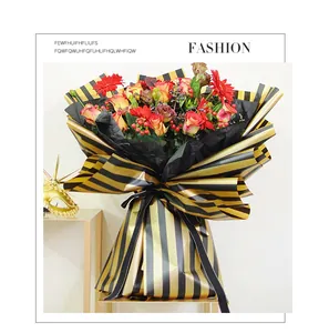 Elegantes Blumenwickelpapier mit schwarz-goldenen vertikalen Streifen für Profi-Sträuße