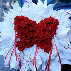 Soporte de ramo de mariposa DIY con arreglos de rosas rojas y papel decorativo blanco