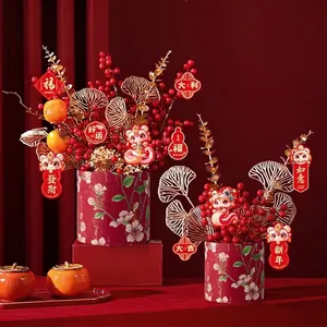 Traditionelles chinesisches Neujahrs-Blumenset mit roten Beeren und goldenen Blättern