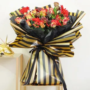 Elegantes Blumenwickelpapier mit schwarz-goldenen Streifen für hochwertige Blumensträuße.