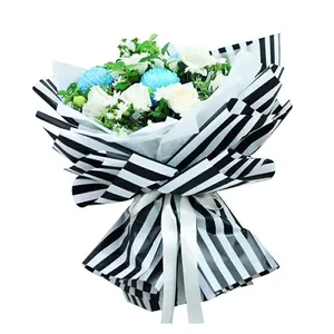 Eleganter Blumenstrauß in schwarz-weiß gestreiftem, wasserfestem Geschenkpapier