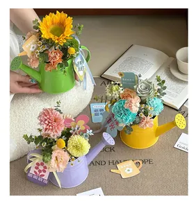 Porte-bouquet en forme d'arrosoir mignon pour la décoration des cadeaux de profs