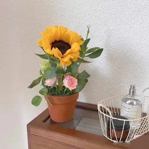 Mini pot de fleur décoratif couleur terre cuite pour fleurs au crochet sur étagère