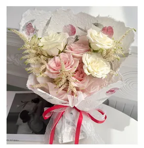 Papel de regalo para flores con textura vegetal natural y pétalos de flores secas.