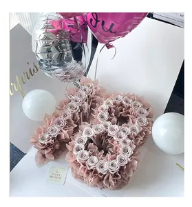 Soporte de espuma floral número 18 con rosas malva y globos de fiesta decorativos