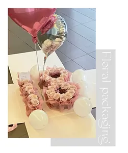 Vista detallada de rosas dispuestas en forma de número 18 con la herramienta floral