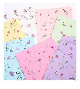 Papel artesanal con flores secas para envolver regalos y manualidades creativas naturales