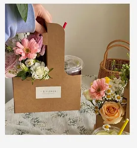 Vista dettagliata del porta fiori e bevande in carta kraft marrone con rose fresche
