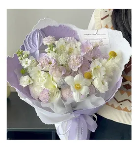 Dettaglio dell'elegante trama della carta fatta a mano viola e bianca per fiori.
