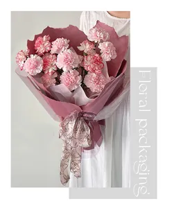 Dettaglio del foglio di carta Dongba rosa strappato a mano per confezioni di bouquet eleganti