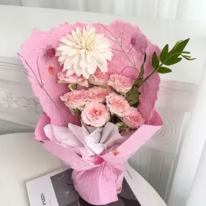 Papel de regalo para flores hecho a mano con fibra vegetal y textura natural rosada