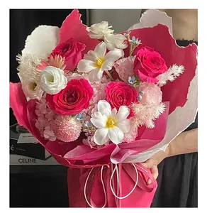 Dettaglio della carta Dongba fucsia fatta a mano con bordi strappati per fiori.