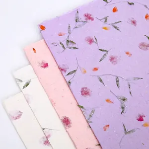 Papel floral artesanal con flores secas naturales y hojas integradas únicas