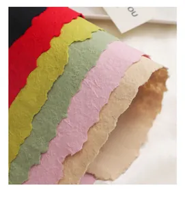 Primo piano di carta Dongba fatta a mano multicolore con bordi sfrangiati per fiori