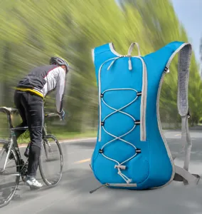 Blauwe lichtgewicht fietsrugzak voor outdoor mountainbiken en wandelen