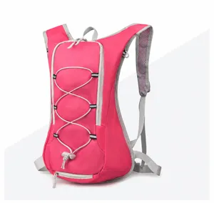 Lichtgewicht roze fietsrugzak met elastische koorden en reflecterende accenten.