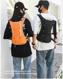 Rückansicht von Models, die orangefarbene und schwarze leichte Fahrradrucksäcke tragen.