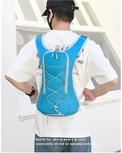 Rückansicht eines blauen leichten Fahrradrucksacks getragen von einem Model für Sport