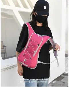 Hochleistungsfähiger, leichter rosa Outdoor-Fahrradrucksack, getragen von einem Modell in der Stadt