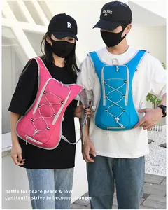 Leichte Outdoor-Fahrradrucksäcke in Rosa und Blau, getragen von Models zum Wandern und Trekking
